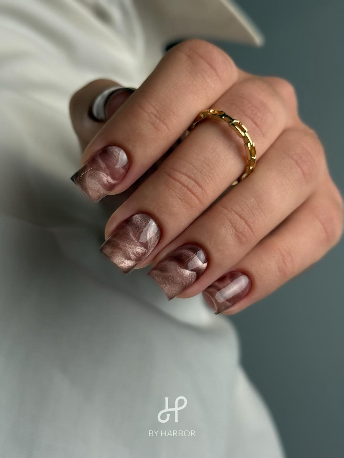 Квадратный маникюр весны 2026: форма снова в центре внимания