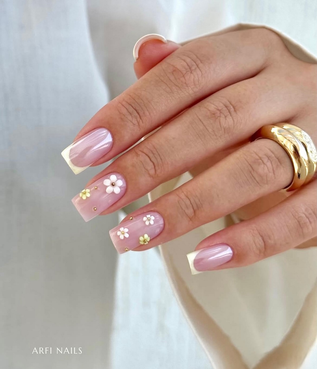 Квадратный маникюр весны 2026: форма снова в центре внимания