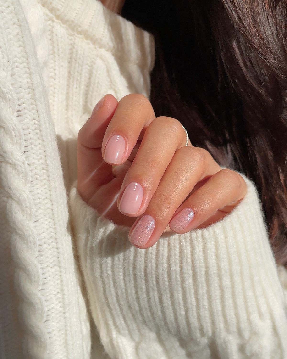 Квадратный маникюр весны 2026: форма снова в центре внимания