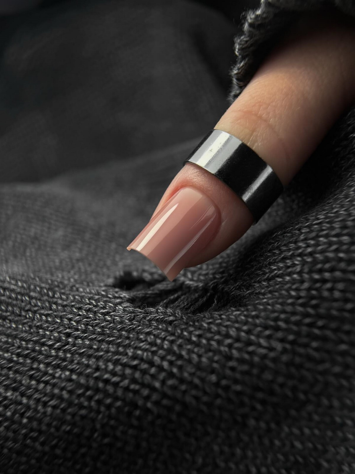 Квадратный маникюр весны 2026: форма снова в центре внимания