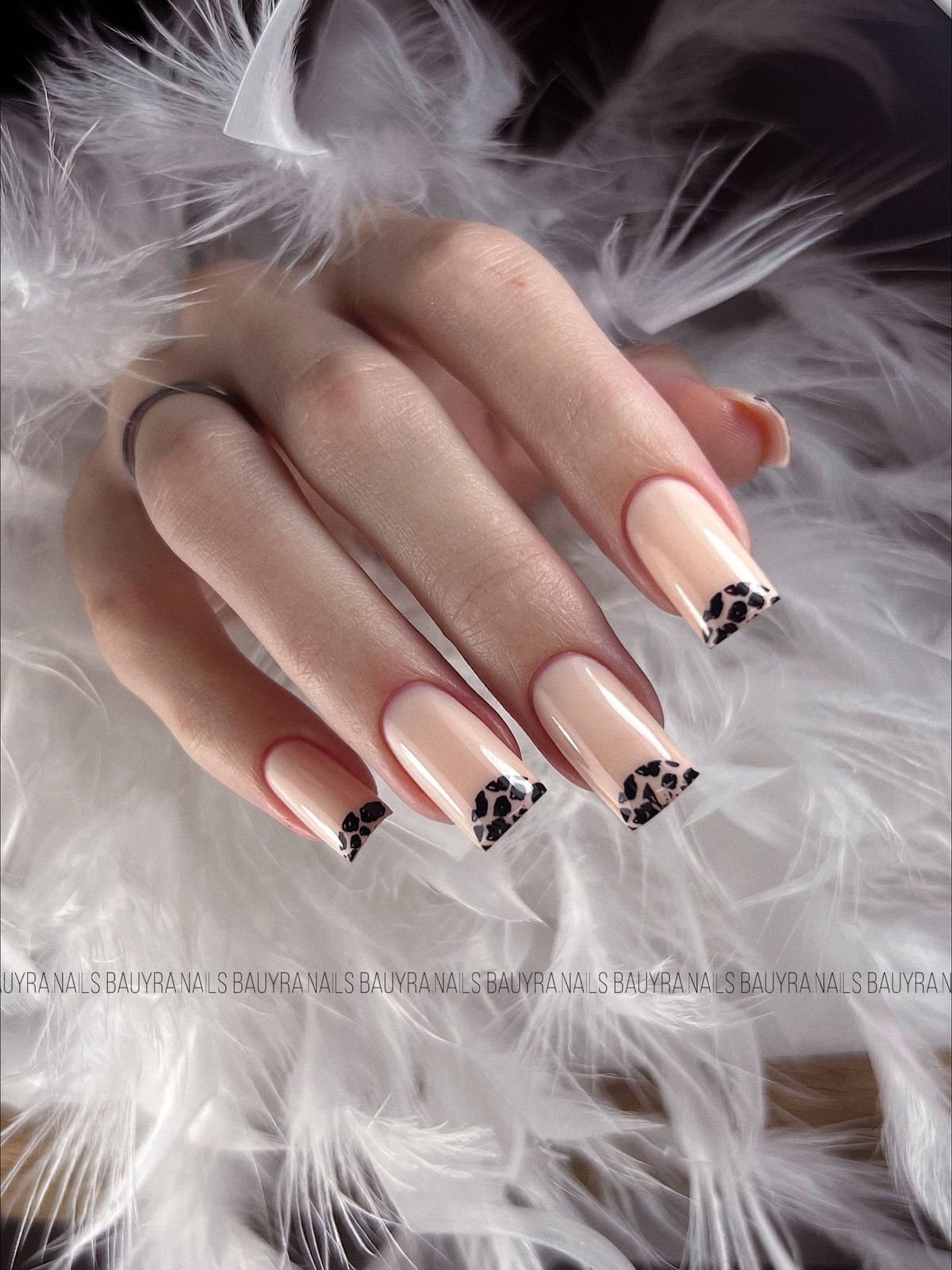 Квадратный маникюр весны 2026: форма снова в центре внимания