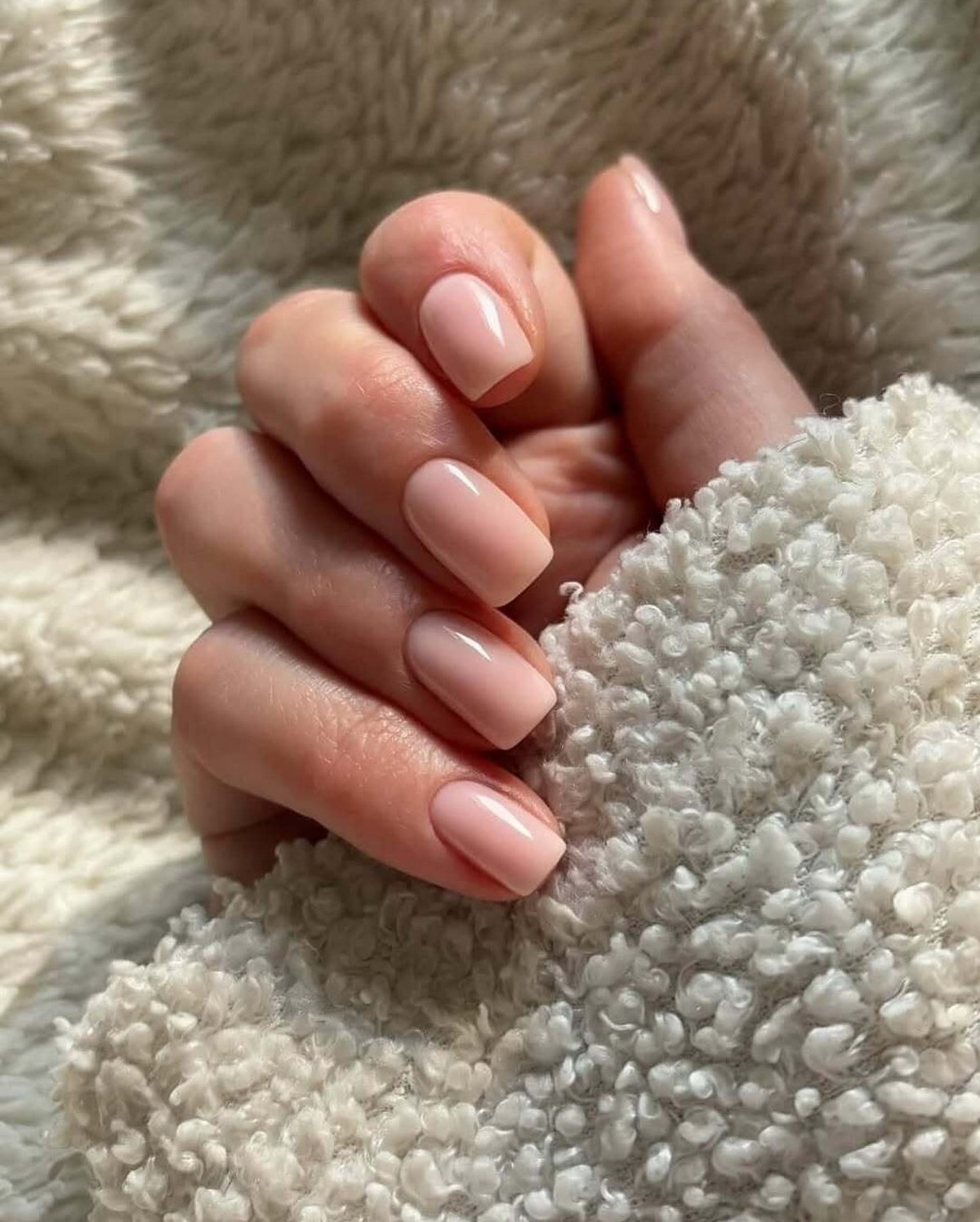 Квадратный маникюр весны 2026: форма снова в центре внимания