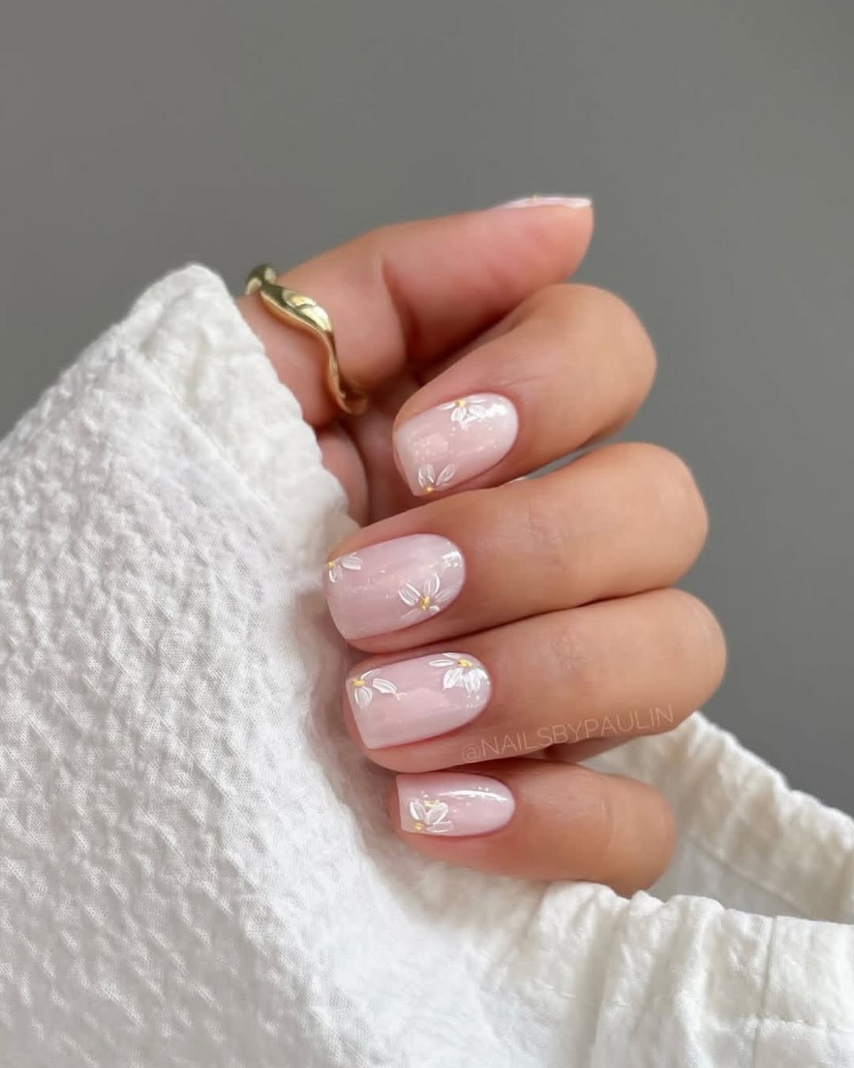 Квадратный маникюр весны 2026: форма снова в центре внимания