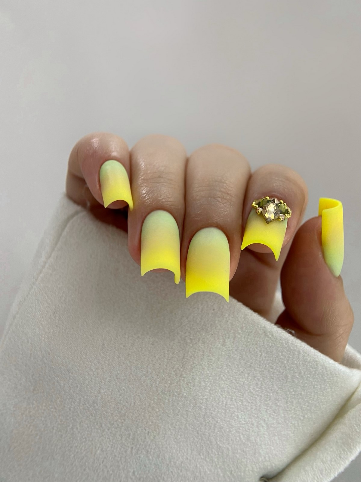 Квадратный маникюр весны 2026: форма снова в центре внимания