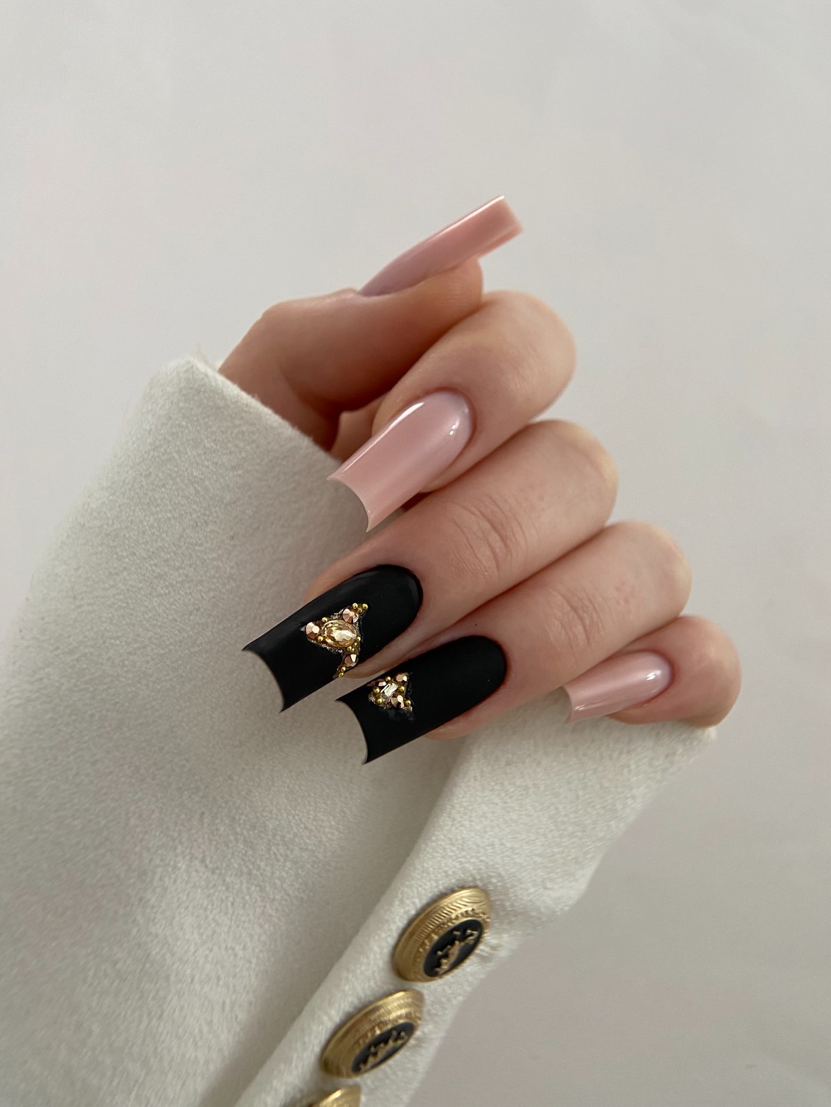 Квадратный маникюр весны 2026: форма снова в центре внимания