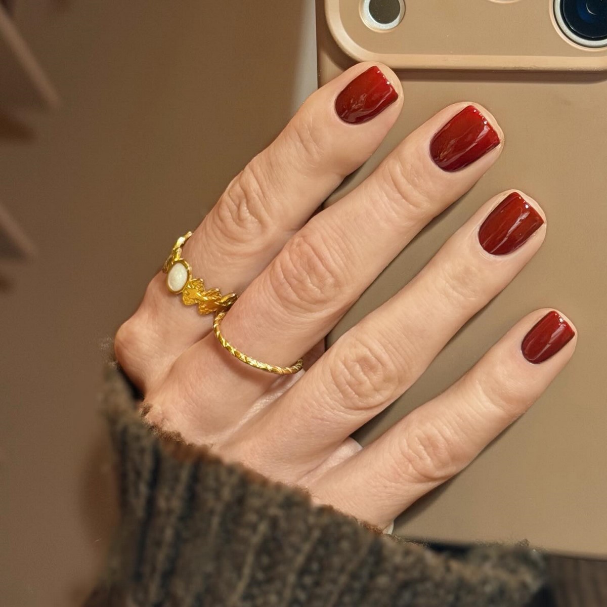 Квадратный маникюр весны 2026: форма снова в центре внимания