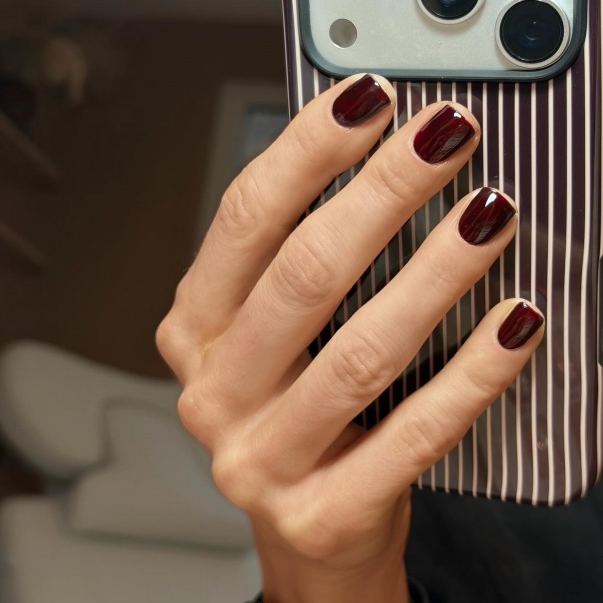 Квадратный маникюр весны 2026: форма снова в центре внимания