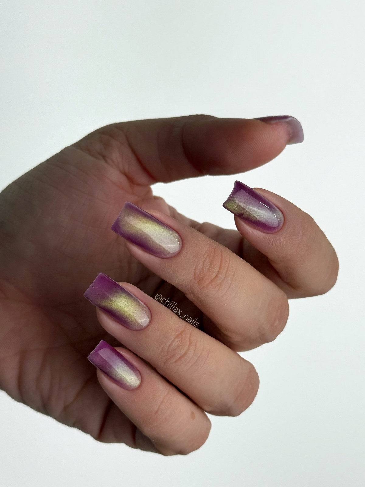 Квадратный маникюр весны 2026: форма снова в центре внимания