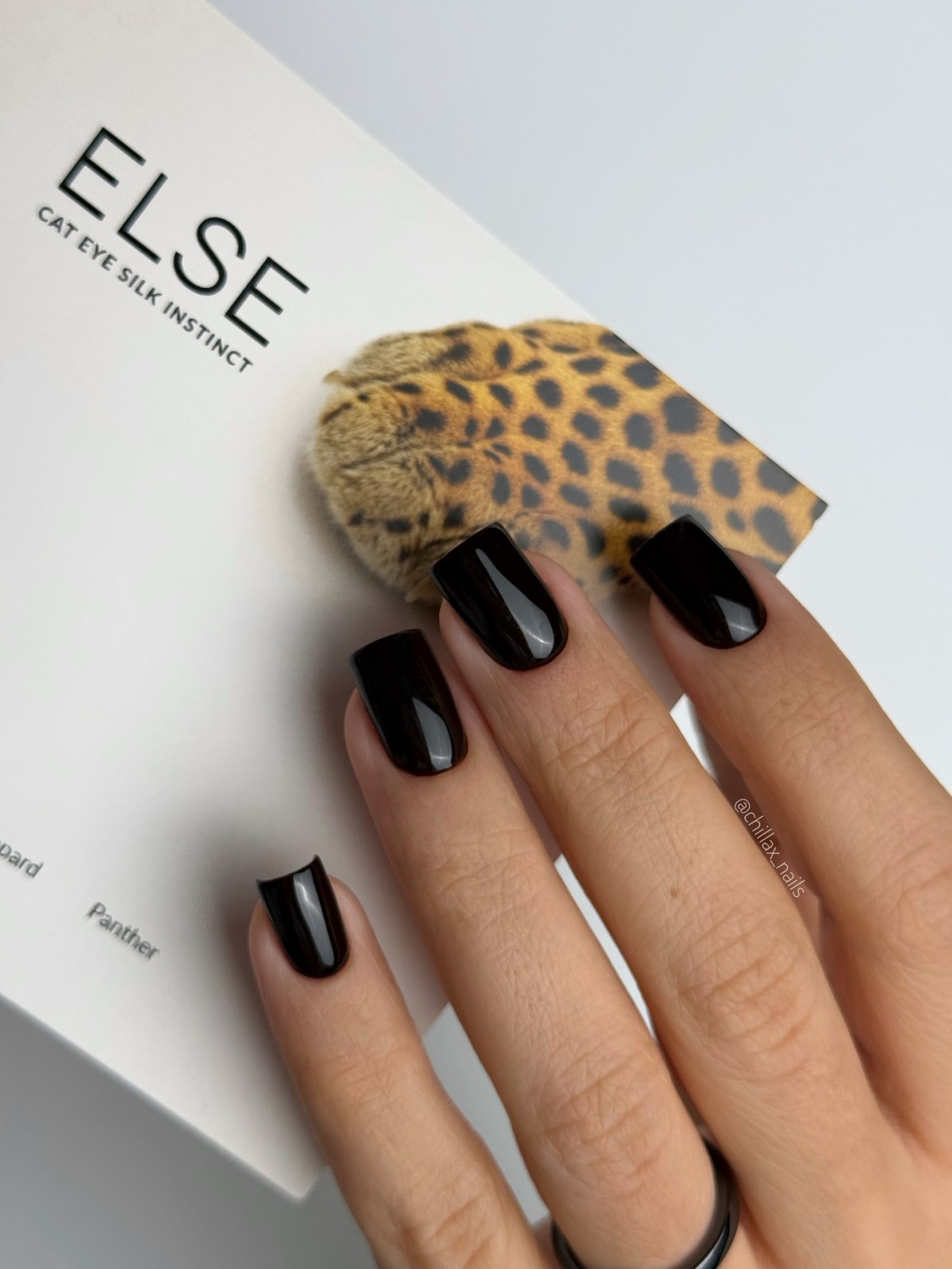 Квадратный маникюр весны 2026: форма снова в центре внимания