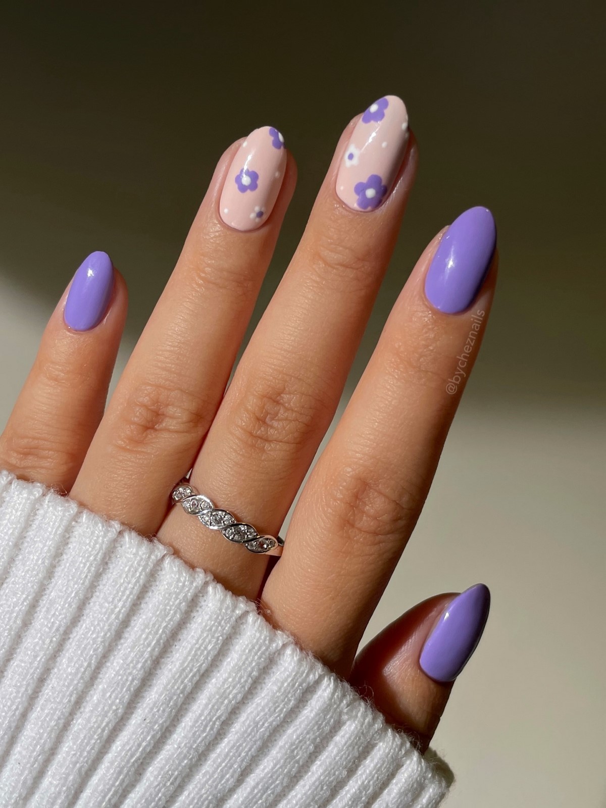 Лавандовый маникюр: оттенок, который заменяет нюд этой весной