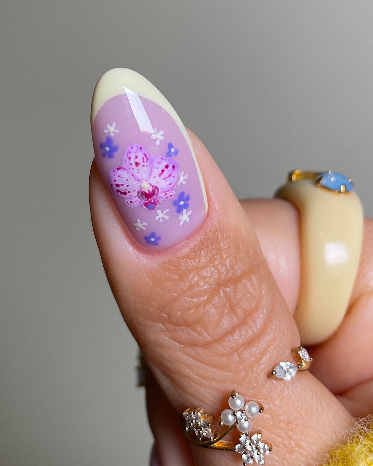 Лавандовый маникюр: оттенок, который заменяет нюд этой весной