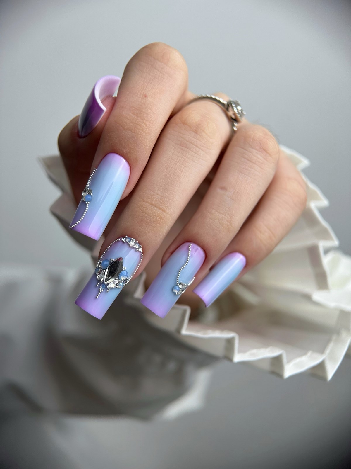 Лавандовый маникюр: оттенок, который заменяет нюд этой весной