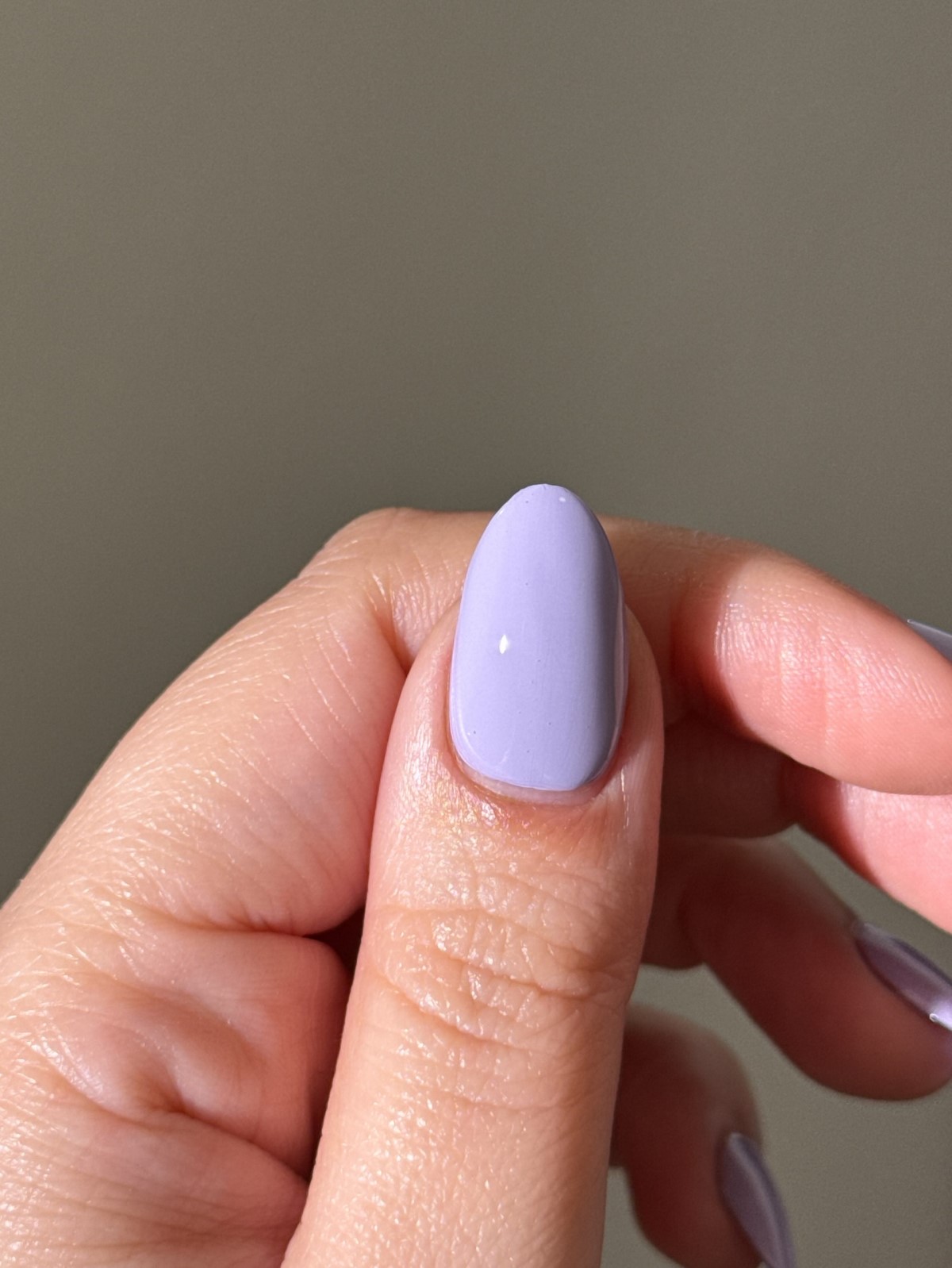Лавандовый маникюр: оттенок, который заменяет нюд этой весной