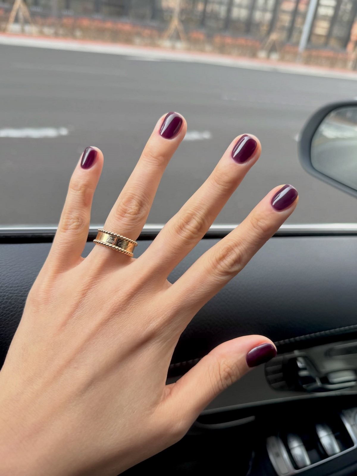 Маникюр, который выглядит уместно всегда: 8 оттенков весны