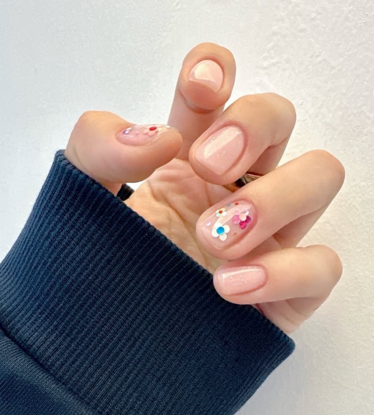 Маникюр, который выглядит уместно всегда: 8 оттенков весны