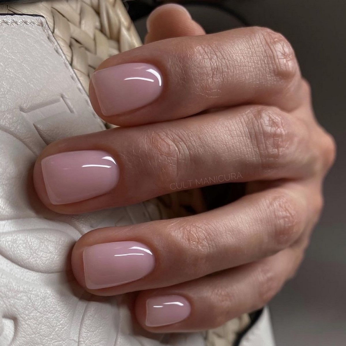 Маникюр, который выглядит уместно всегда: 8 оттенков весны