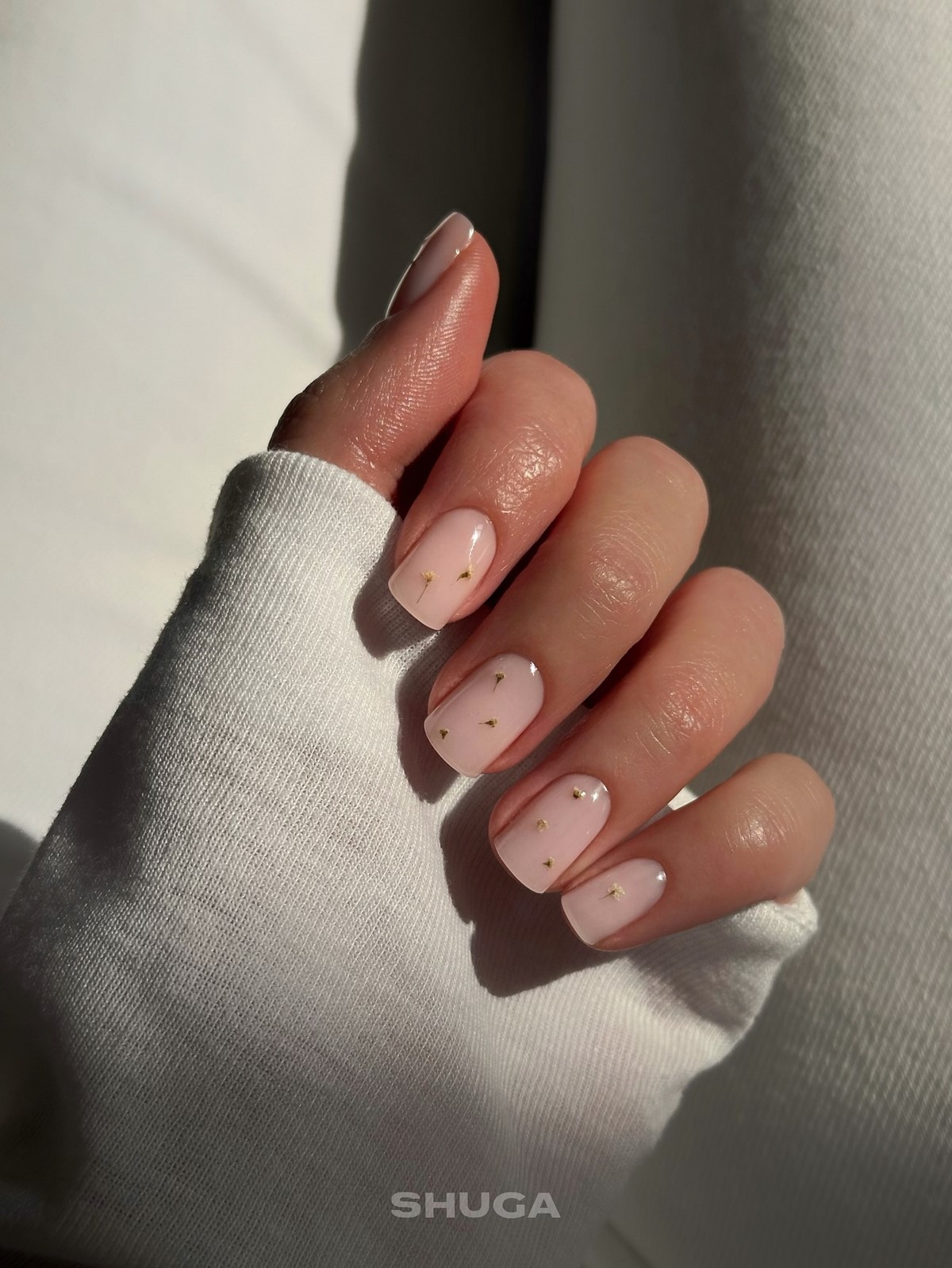 Маникюр, который выглядит уместно всегда: 8 оттенков весны