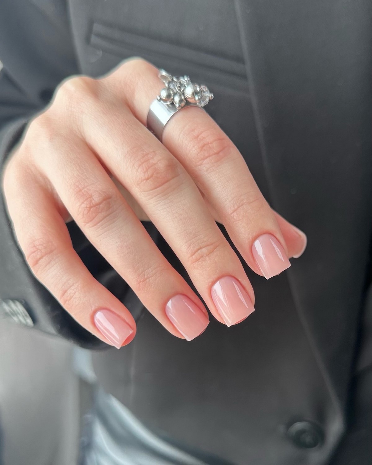 Маникюр, который выглядит уместно всегда: 8 оттенков весны