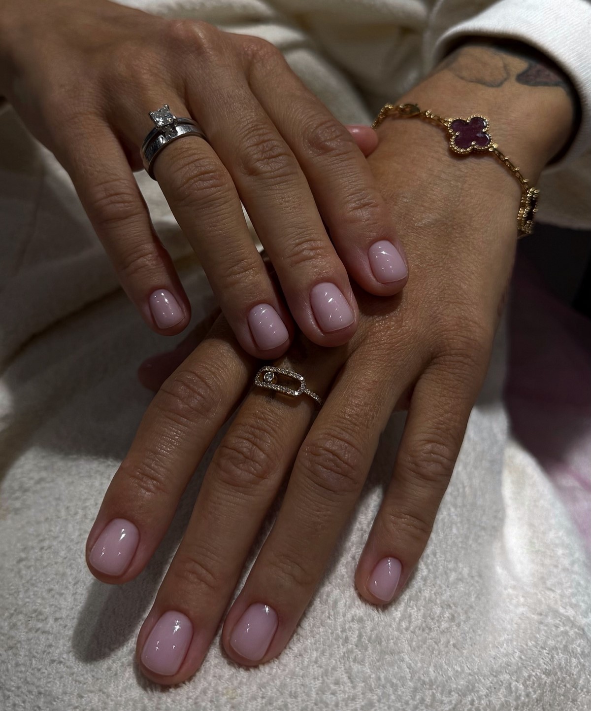 Маникюр, который выглядит уместно всегда: 8 оттенков весны