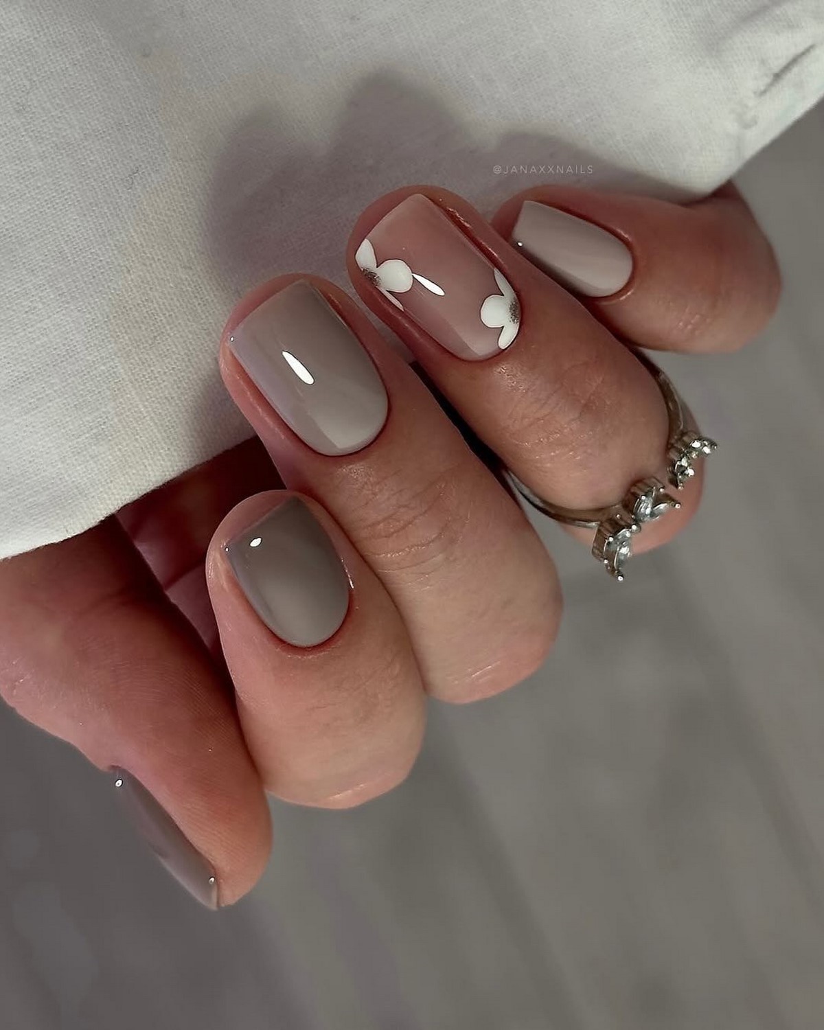 Маникюр, который выглядит уместно всегда: 8 оттенков весны