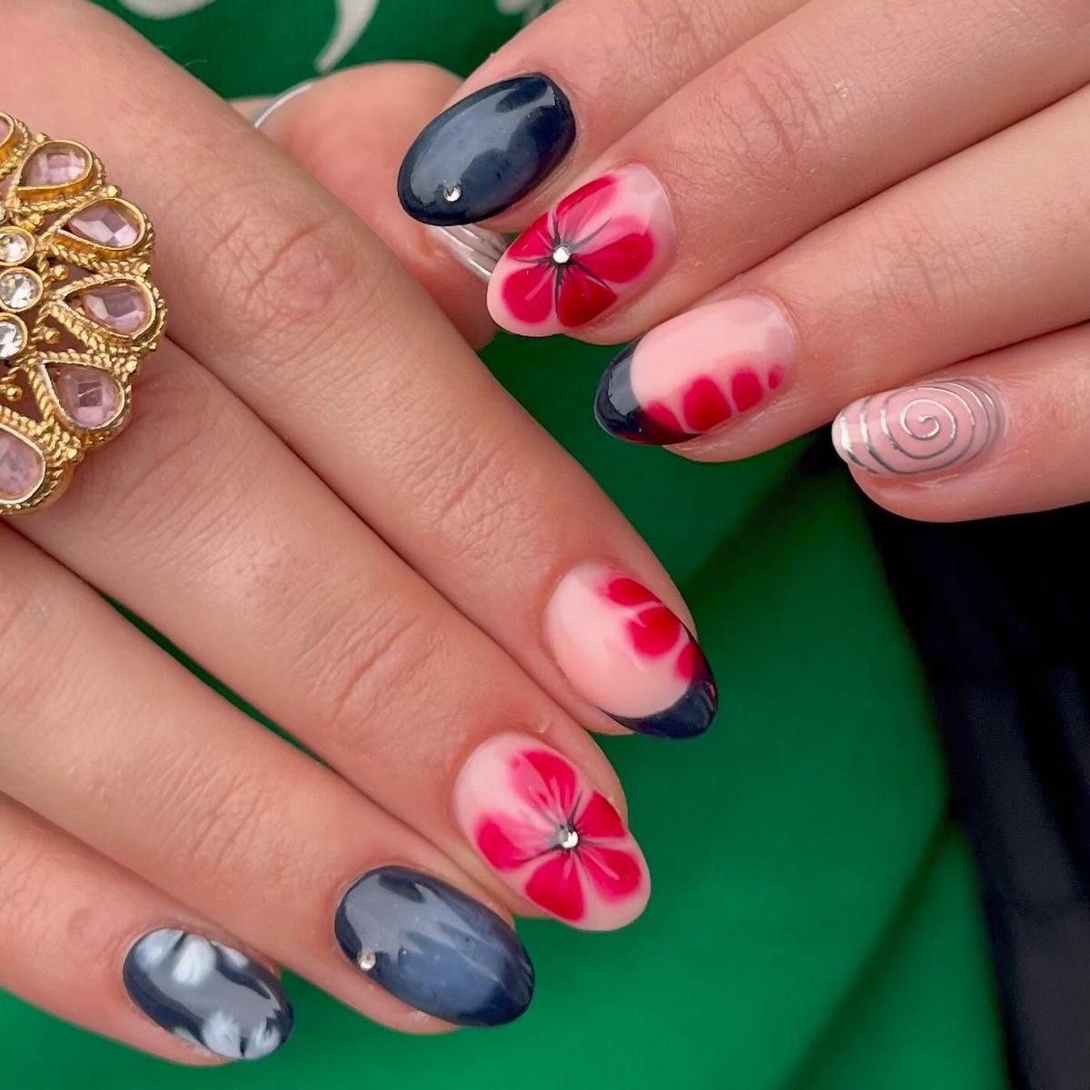 Маникюр на апрель 2026: 12 идей уже в тренде