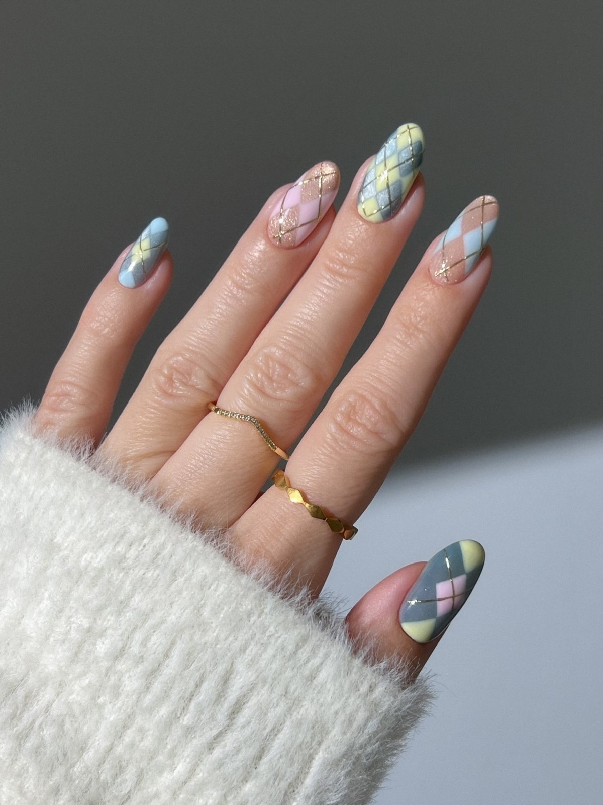 Маникюр на апрель 2026: 12 идей уже в тренде