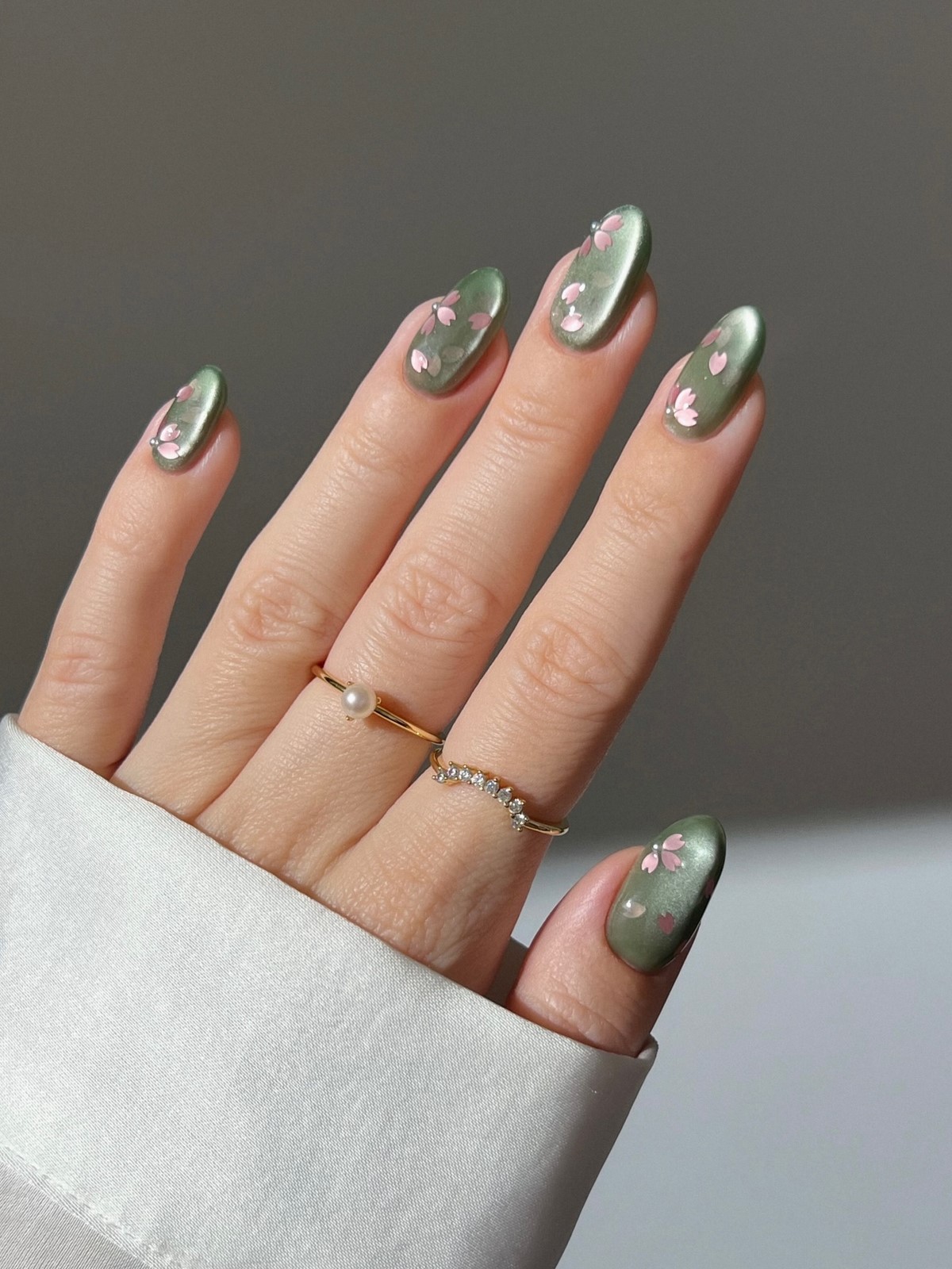 Маникюр на апрель 2026: 12 идей уже в тренде