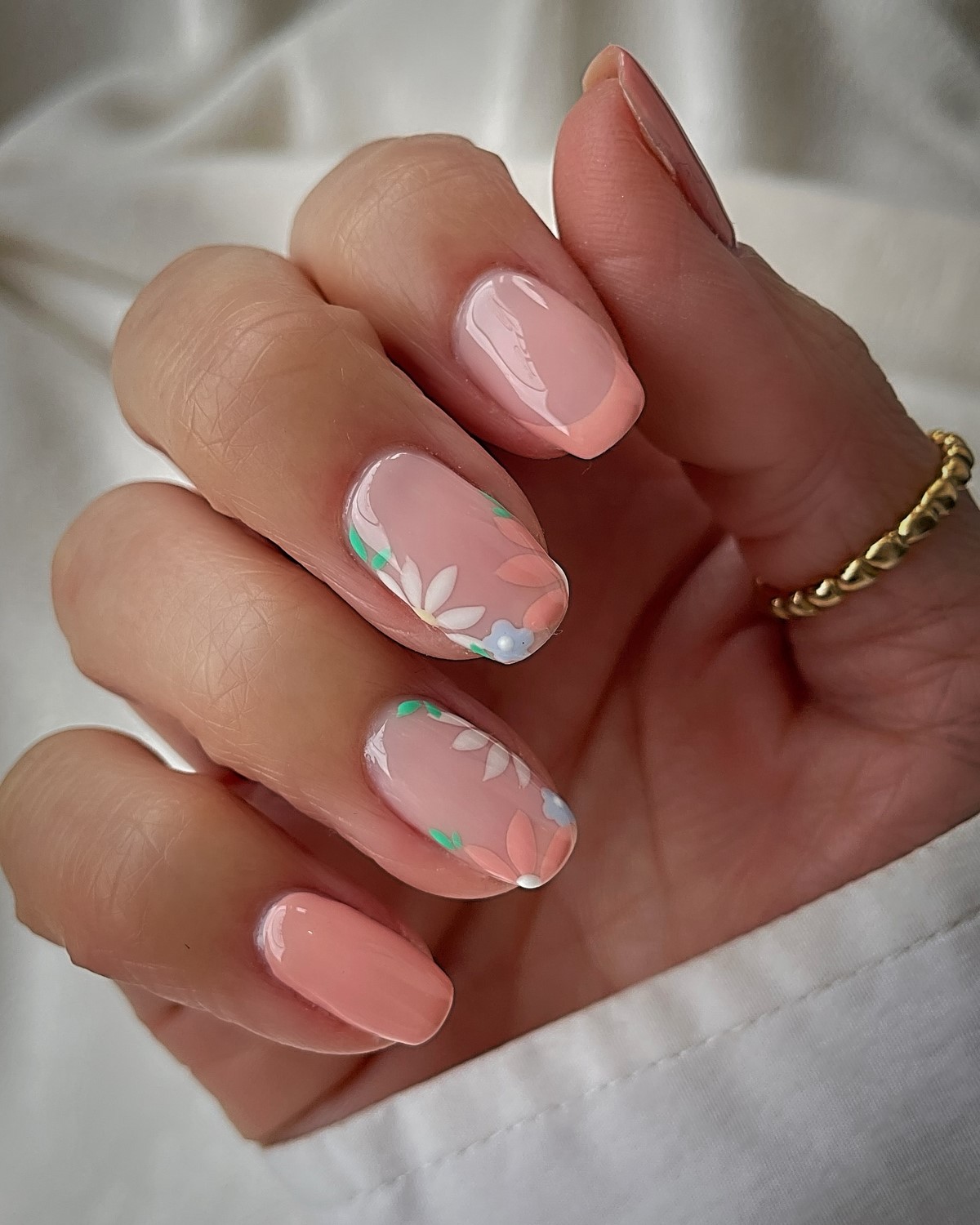 Маникюр на апрель 2026: 12 идей уже в тренде