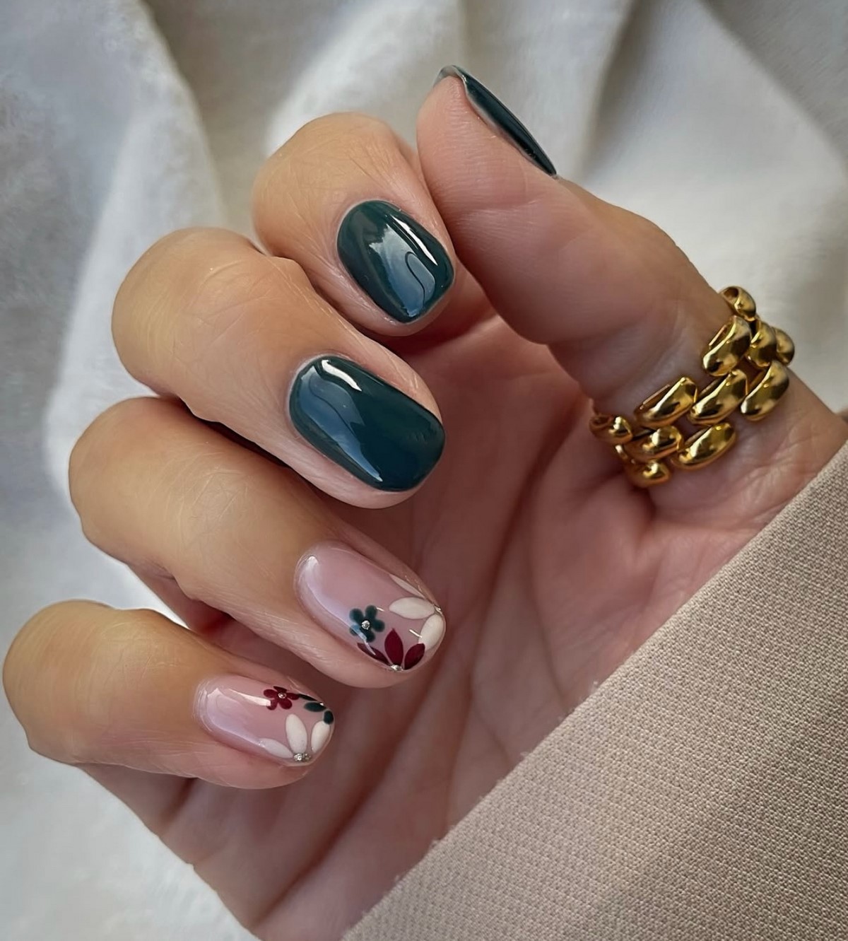 Маникюр на апрель 2026: 12 идей уже в тренде