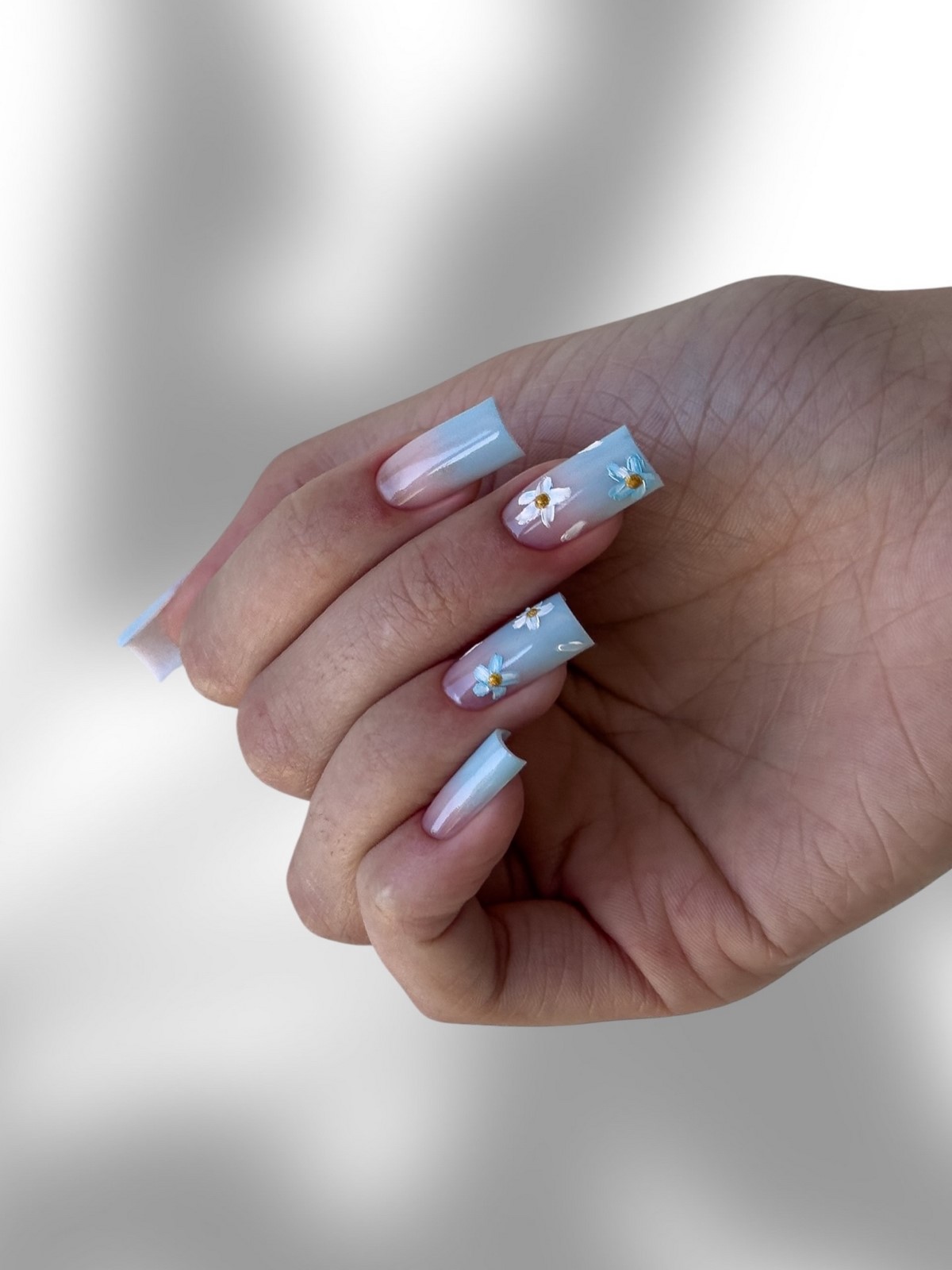 Маникюр на апрель 2026: 12 идей уже в тренде