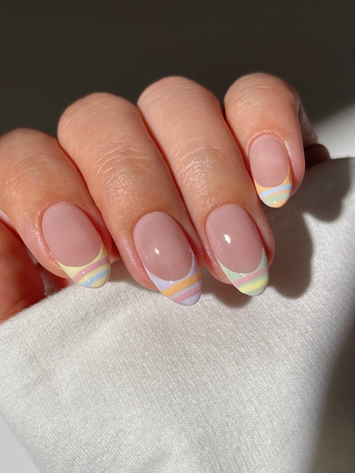 Маникюр на апрель 2026: 12 идей уже в тренде