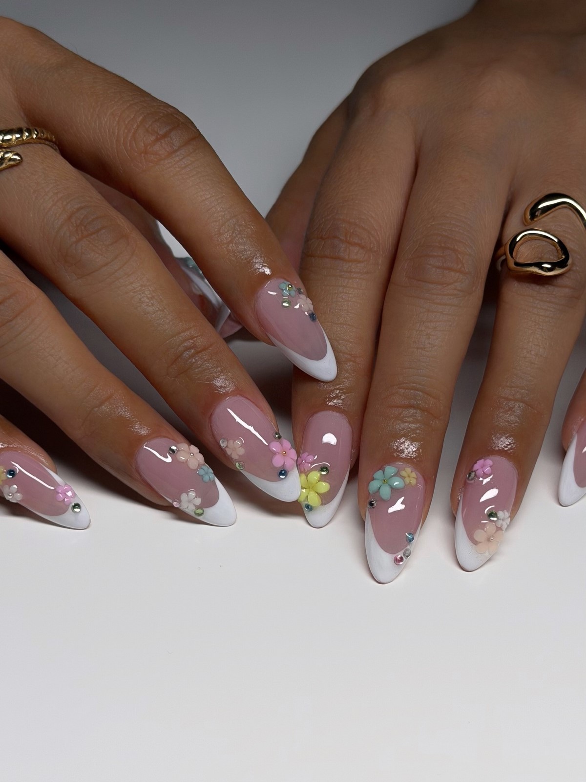 Маникюр на апрель 2026: свежие идеи, которые будут везде