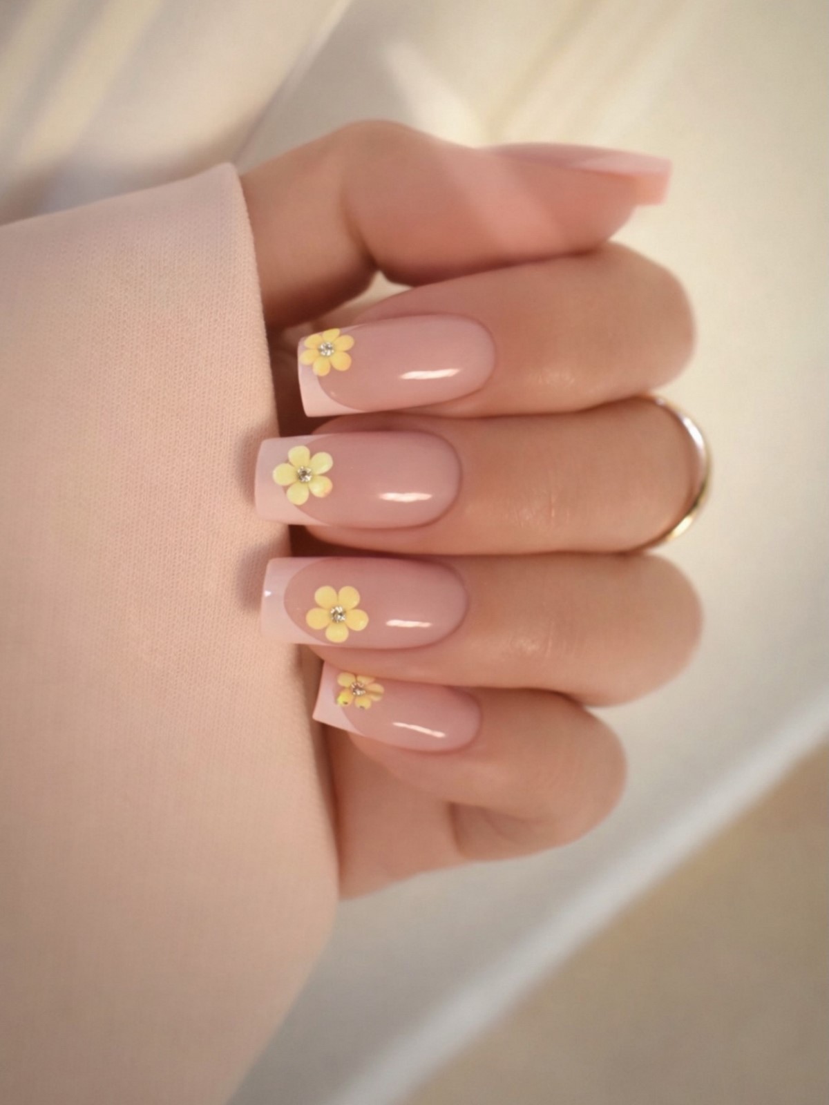 Желтый маникюр весны 2026: масло, солнце и стиль