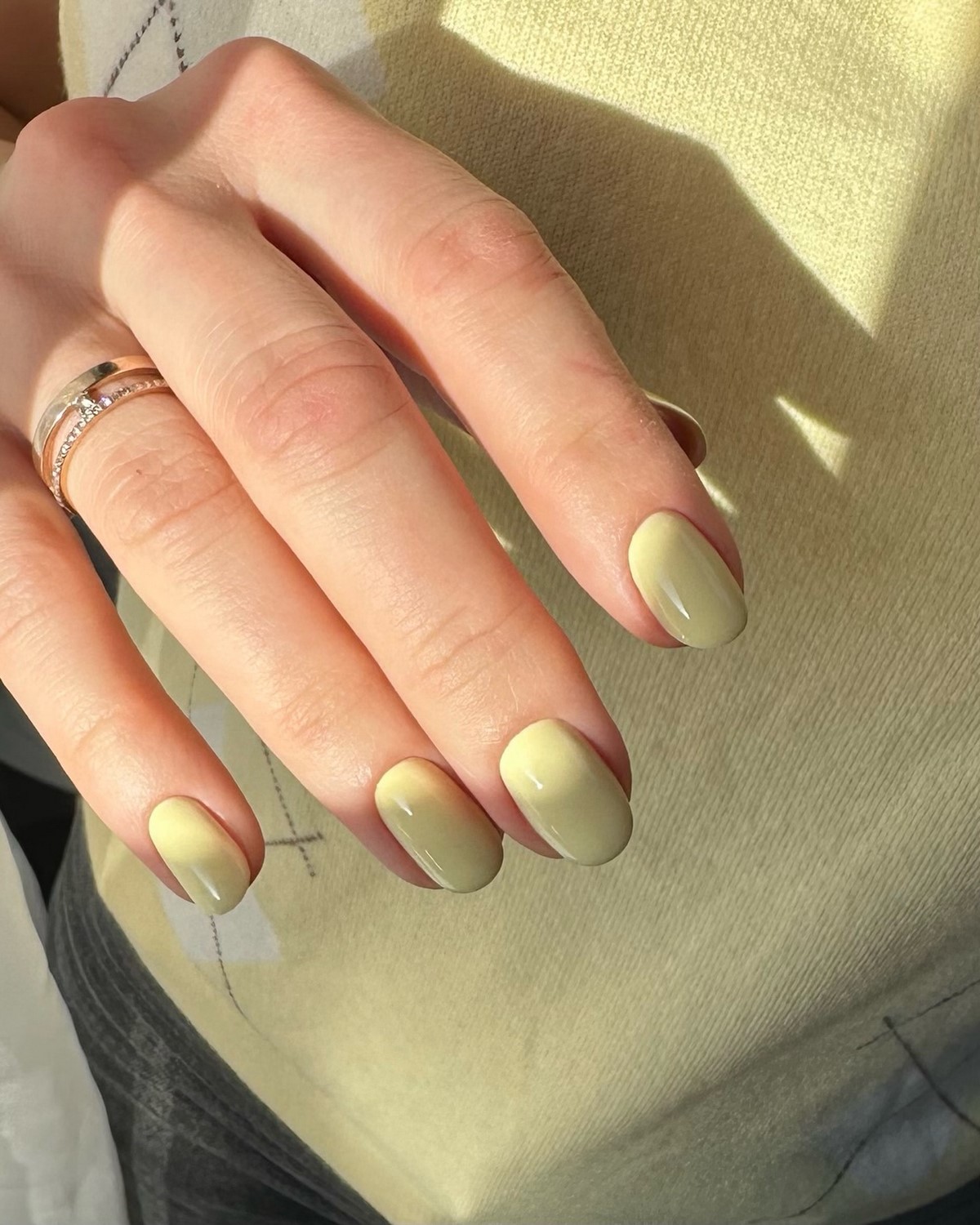 Желтый маникюр весны 2026: масло, солнце и стиль