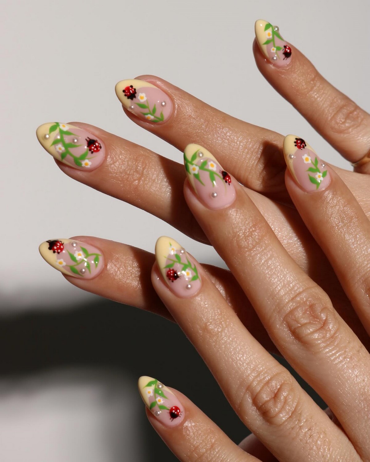 Желтый маникюр весны 2026: масло, солнце и стиль