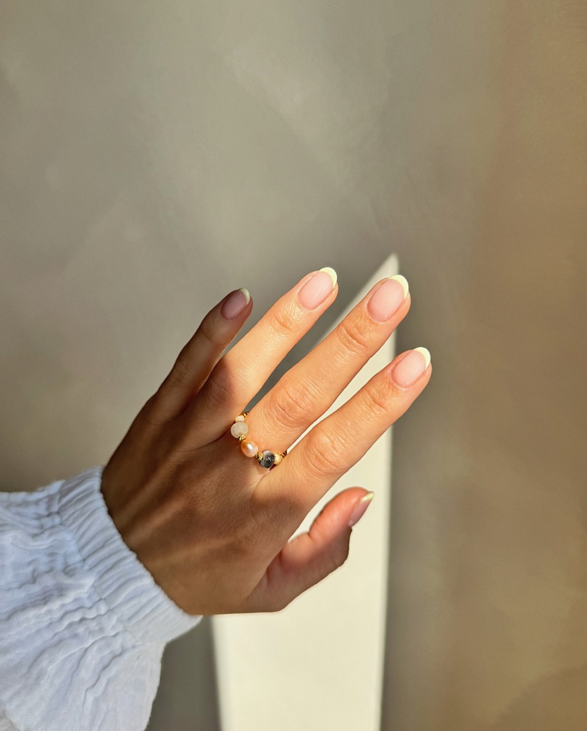 Микрофренч весны 2026: самый аккуратный маникюр сезона