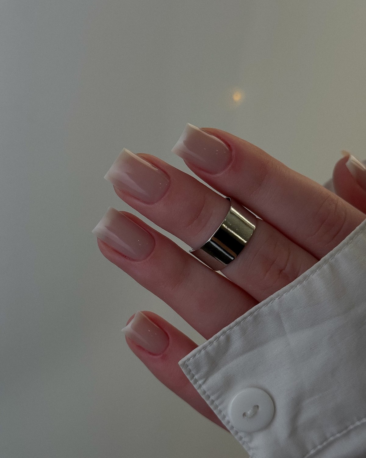 Мыльный маникюр весны 2026: эффект чистых ногтей в моде