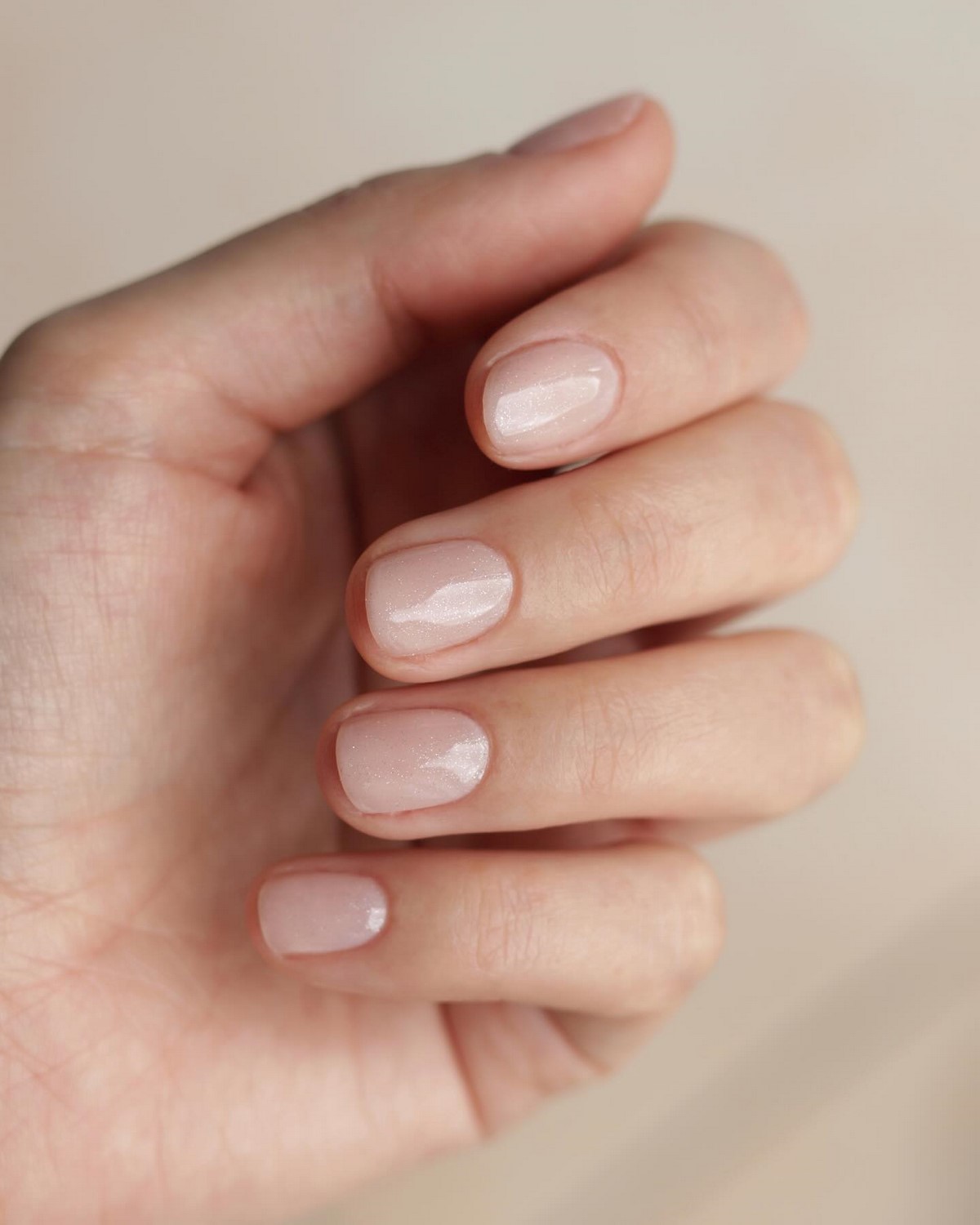 Мыльный маникюр весны 2026: эффект чистых ногтей в моде