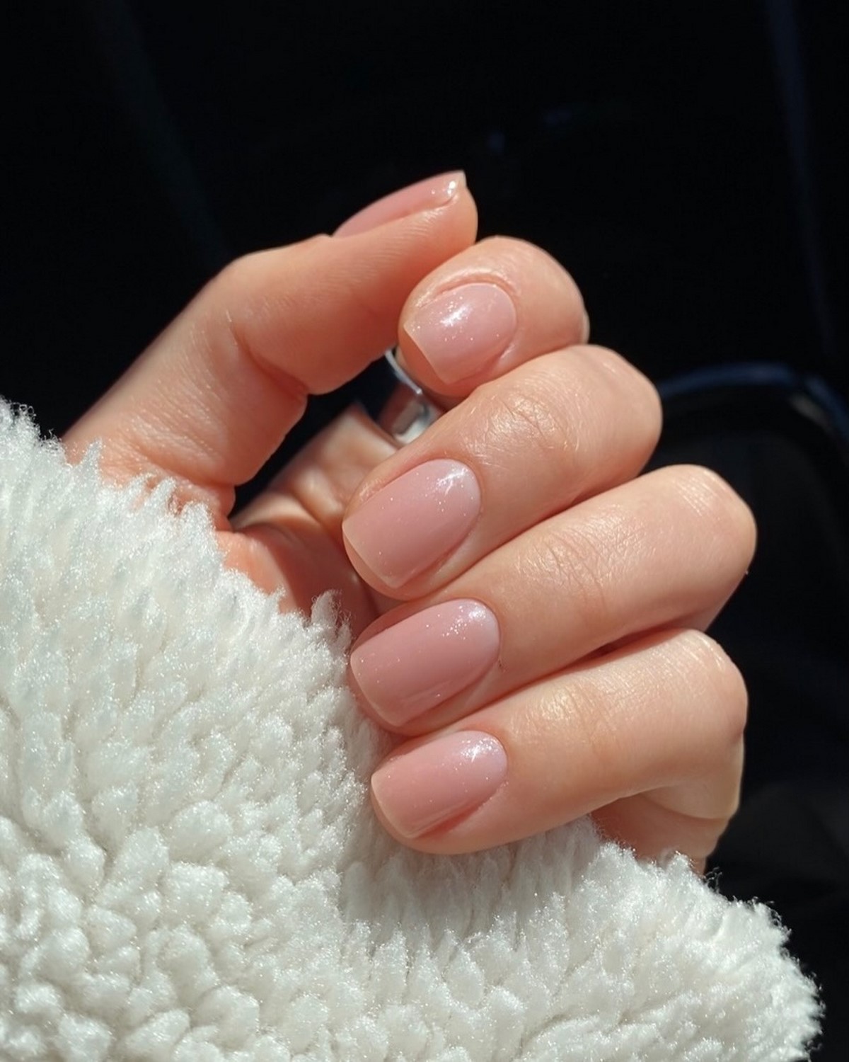 Мыльный маникюр весны 2026: эффект чистых ногтей в моде