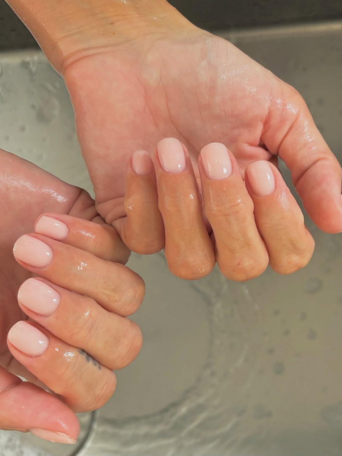 Мыльный маникюр весны 2026: эффект чистых ногтей в моде