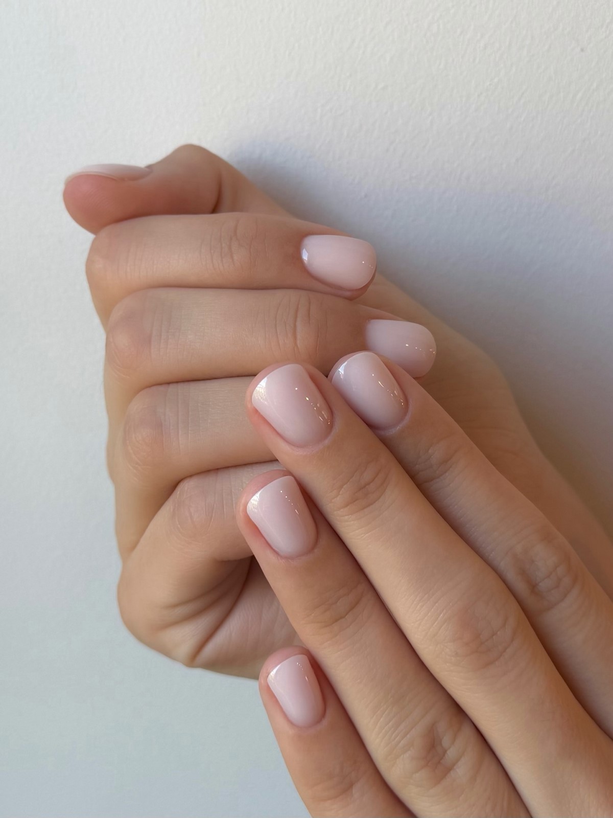 Мыльный маникюр весны 2026: эффект чистых ногтей в моде