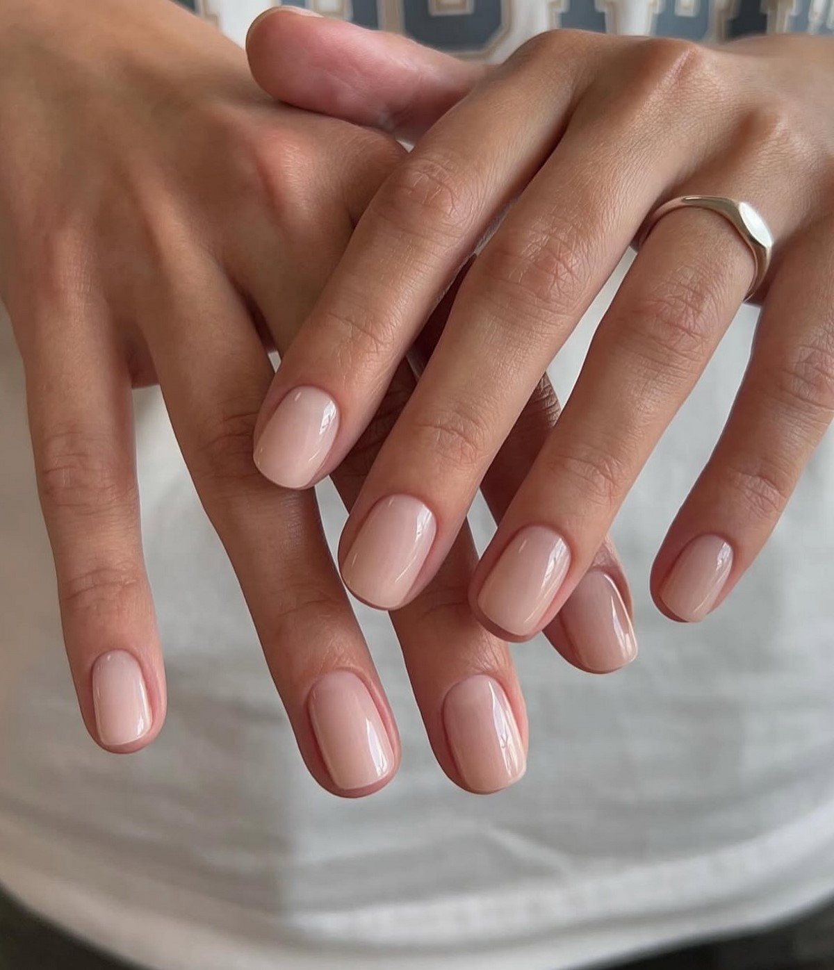 Мыльный маникюр весны 2026: эффект чистых ногтей в моде