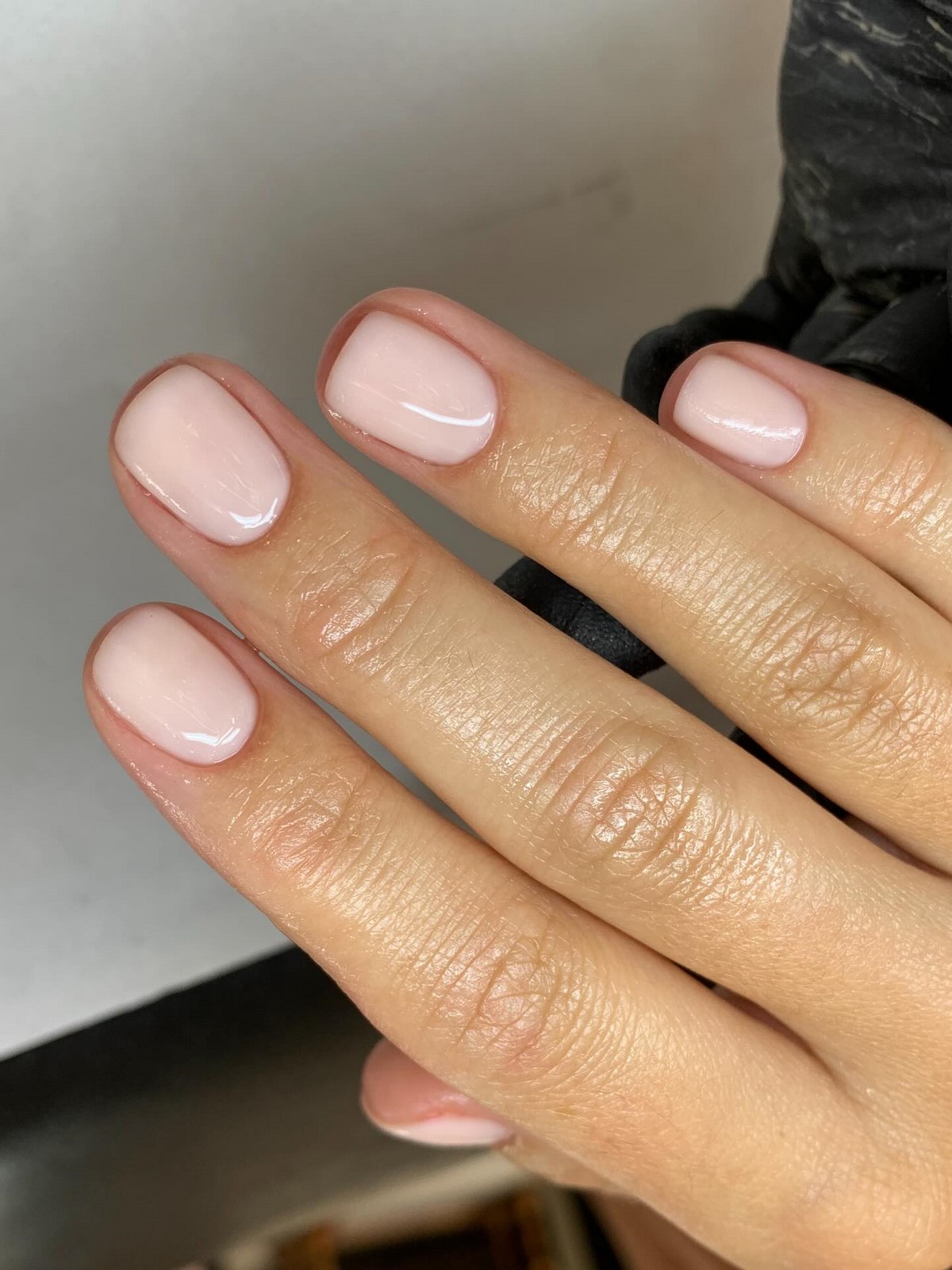 Мыльный маникюр весны 2026: эффект чистых ногтей в моде