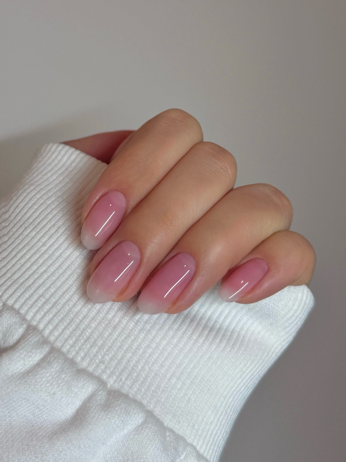 Мыльный маникюр весны 2026: эффект чистых ногтей в моде