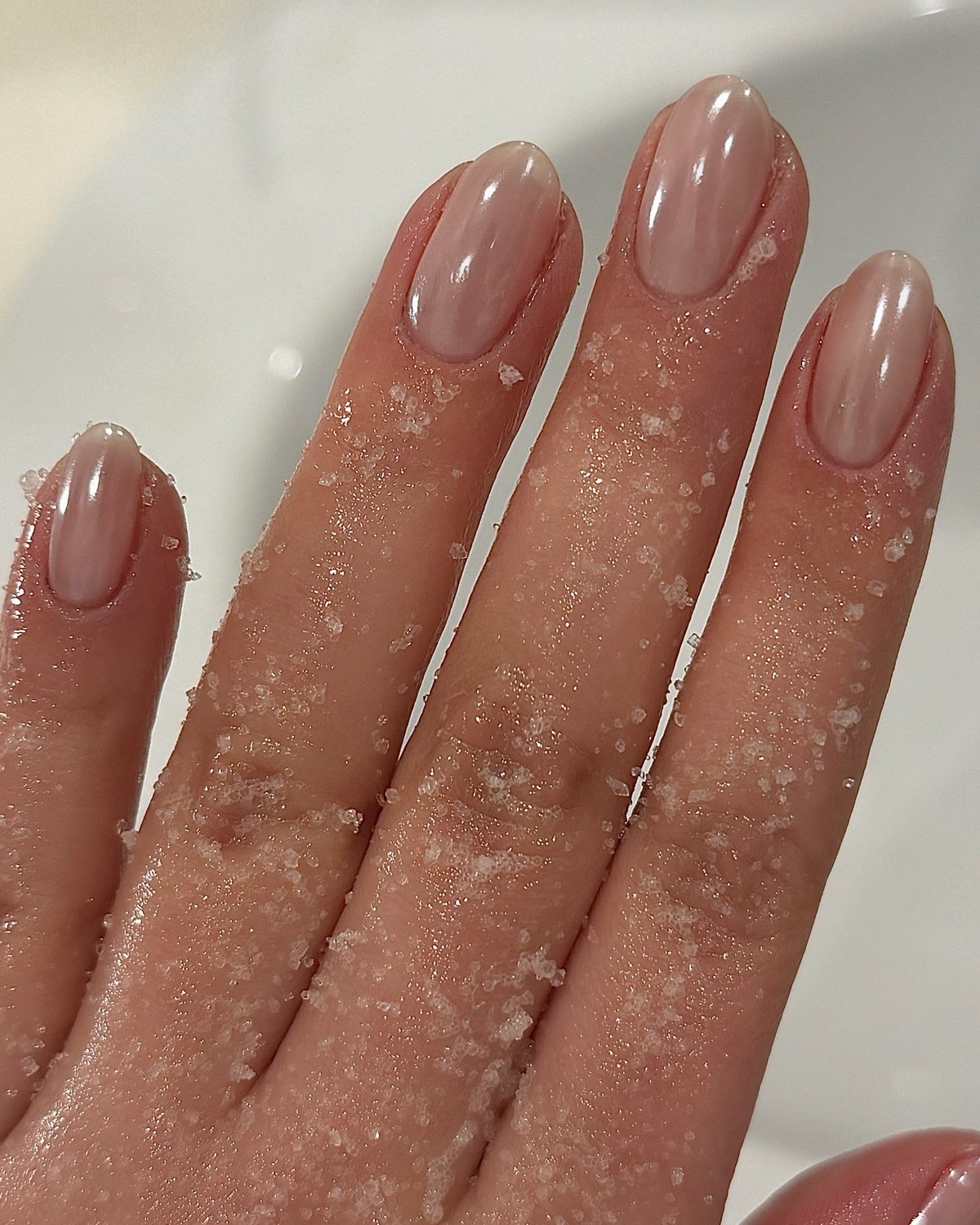 Забудьте про нюд: маникюр весны 2026, который доминирует