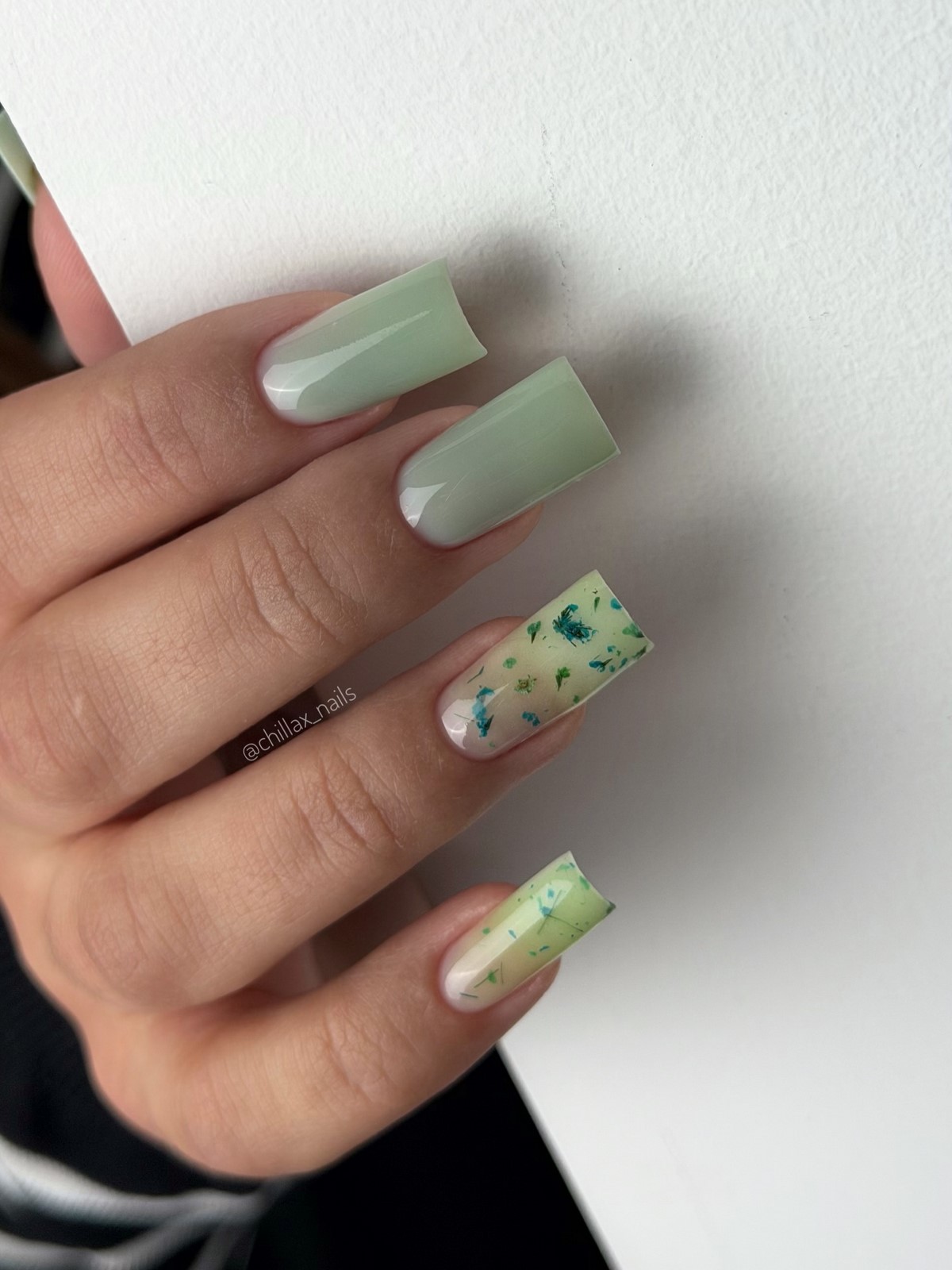 Забудьте про нюд: маникюр весны 2026, который доминирует