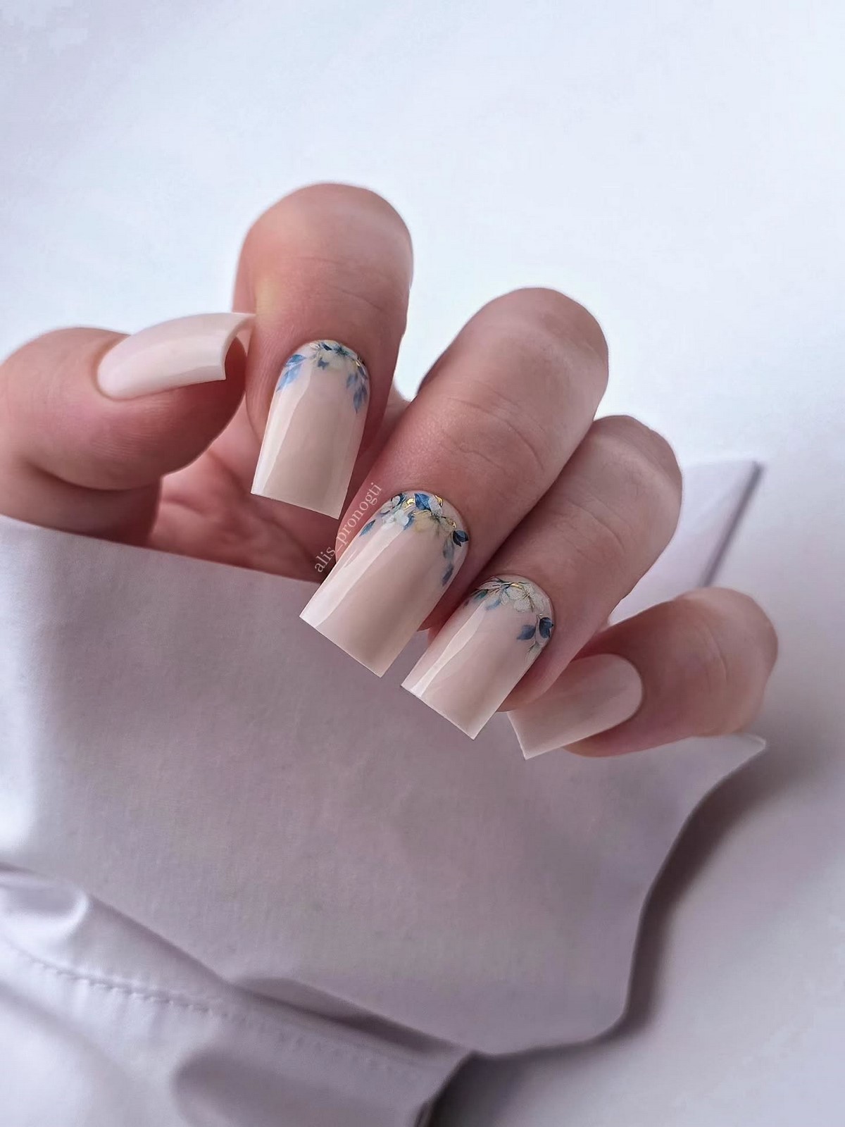 Нюдовый маникюр весны 2026: оттенки, которые носят со всем