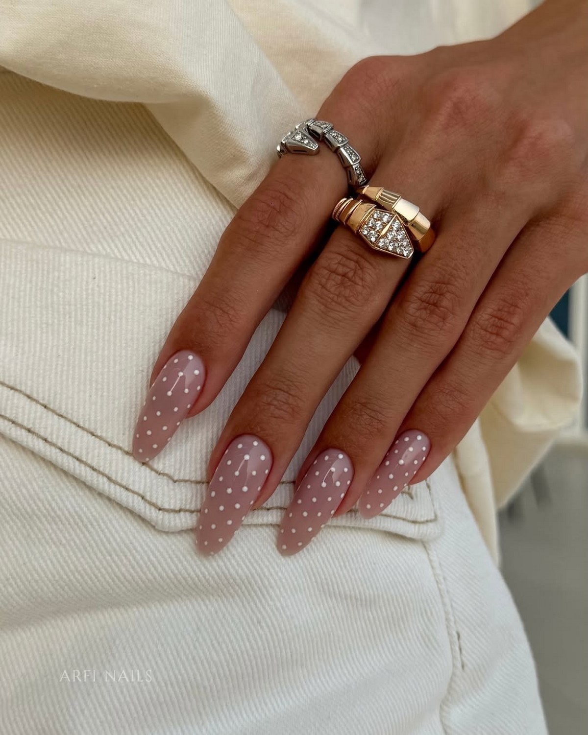 Нюдовый маникюр весны 2026: оттенки, которые носят со всем