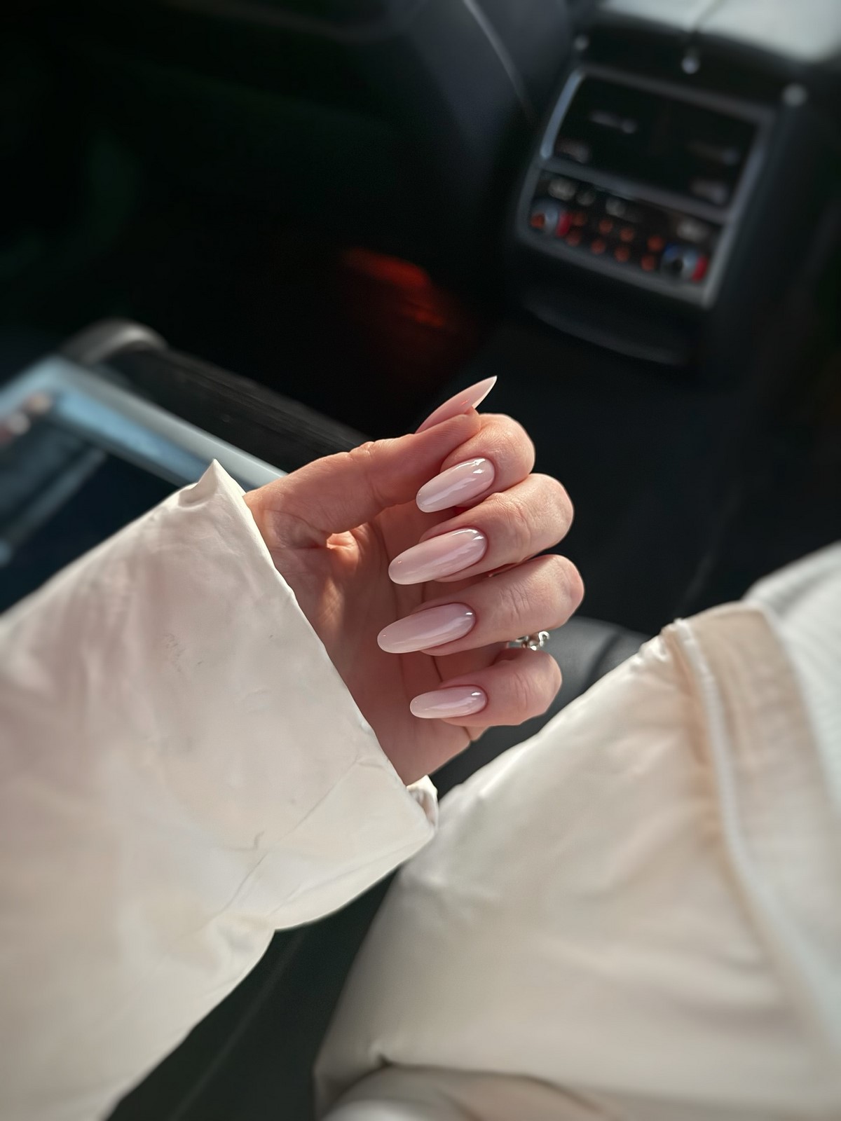 Нюдовый маникюр весны 2026: оттенки, которые носят со всем