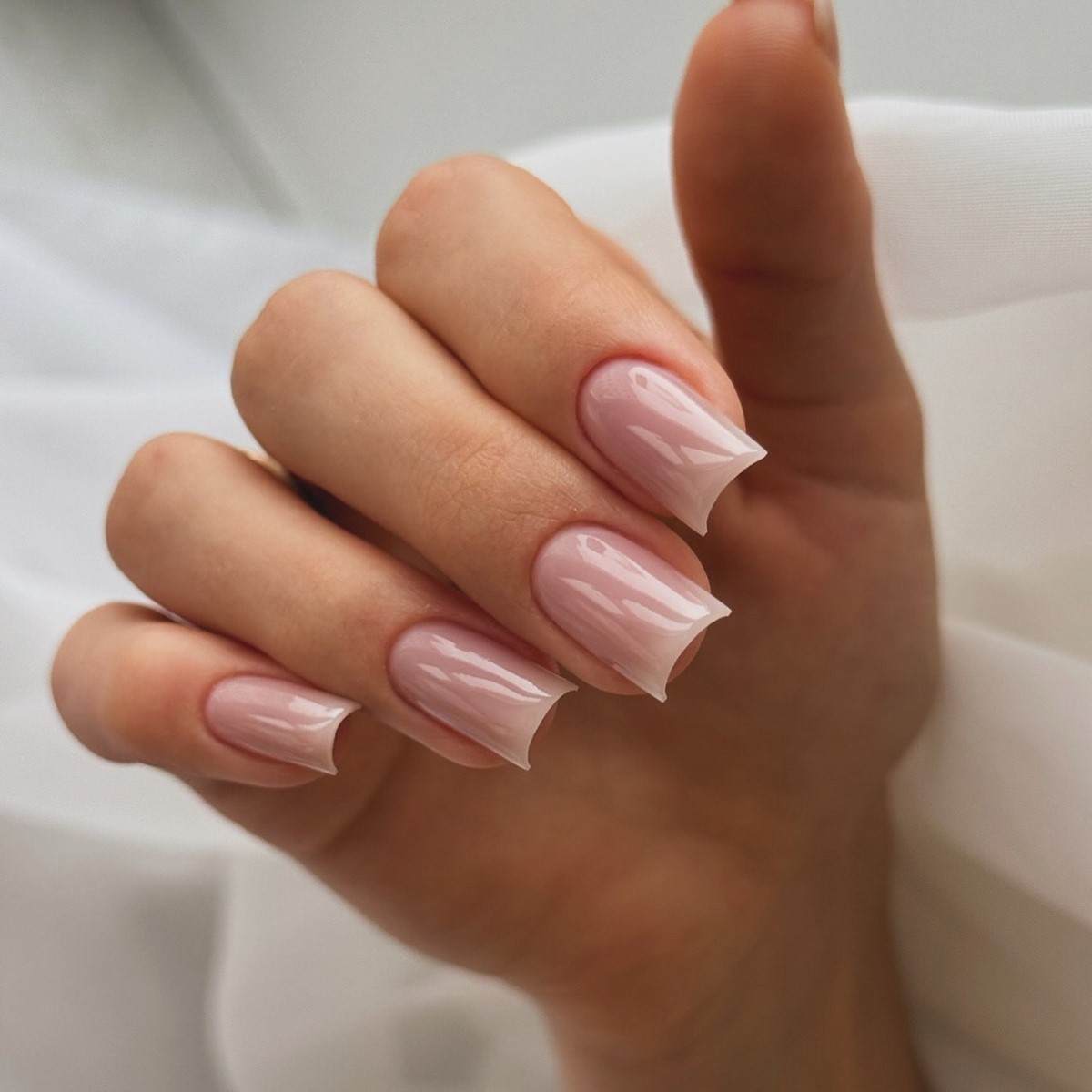 Нюдовый маникюр весны 2026: оттенки, которые носят со всем